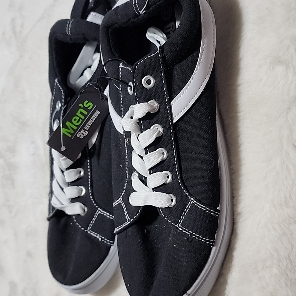 ST REVOLUTION NEW WITH TAGS  MEN'S  SIZE  10 SNEAKERS 👟